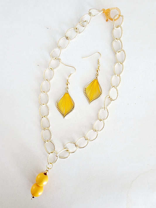 Set of earrings and necklace in golden aluminum with yellow pieces.
